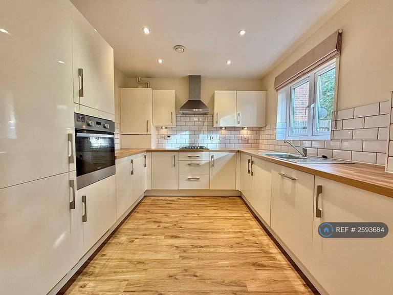 4 bedroom house in Abbess Way, Waterlooville, PO7 (4 bed) (#2593684)