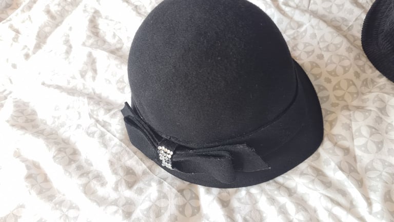 Ladies semi firm/soft hat with bow and decorative faux gems. Xlnt condition uk large