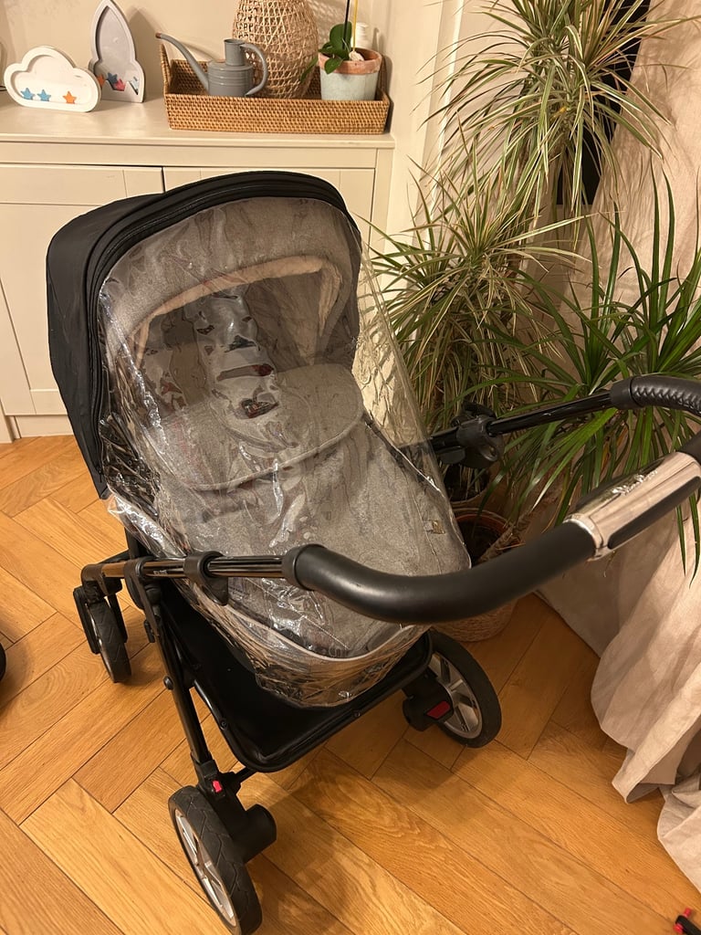 Stylish Limited Edition Silver Cross Pram/ Pushchair, grey with stunning fur liner