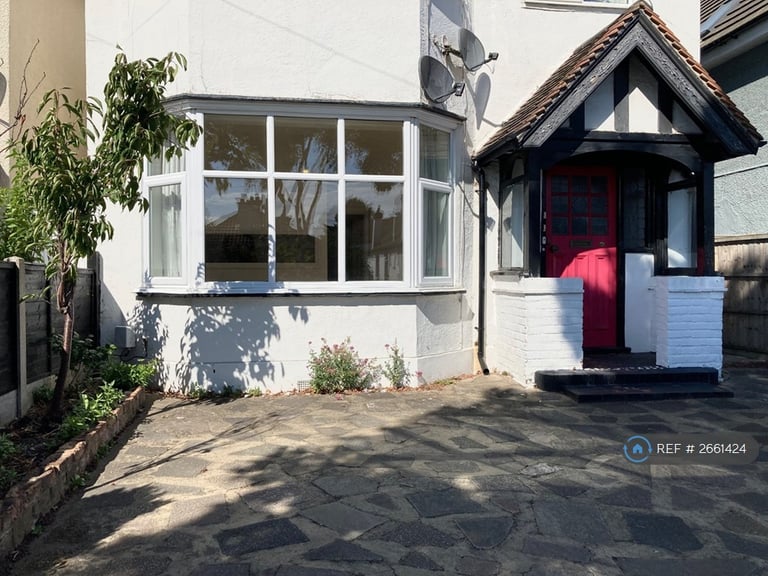 1 bedroom flat in Thorpe Bay, Southend-On-Sea, SS1 (1 bed) (#2661424)