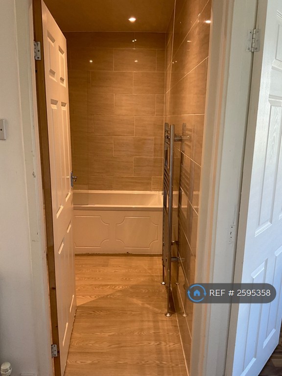 2 bedroom flat in Lane End Croft, Leeds, LS17 (2 bed) (#2595358)