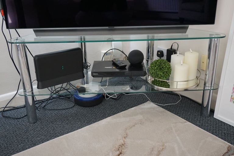 image for ROUNDED GLASS TV CORNER UNIT TOUGHENED GLASS GREAT CONDITION COLLECTION ONLY