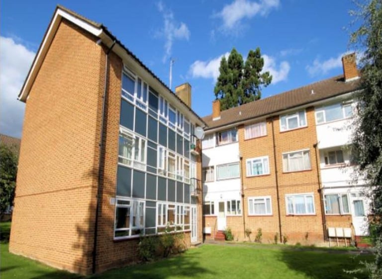 Newly redecorated 2 Bed 2nd floor flat to rent in Edgware-Regents court