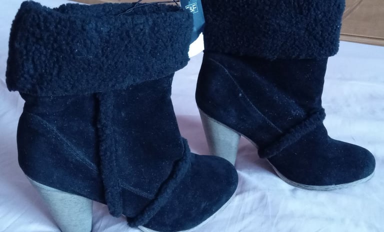 LADIES BOOTS SIZE 6