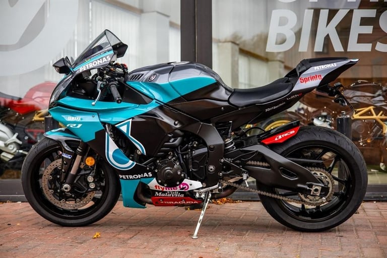 Yamaha R1 PETRONAS PAINT ! AKRO ! STUNNING