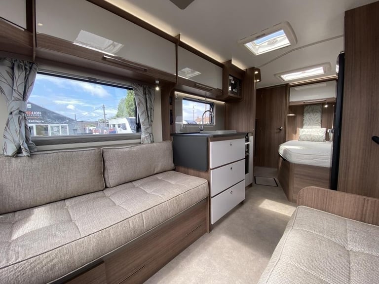 2018 BAILEY UNICORN VALENCIA 4 BERTH TOURING CARAVAN