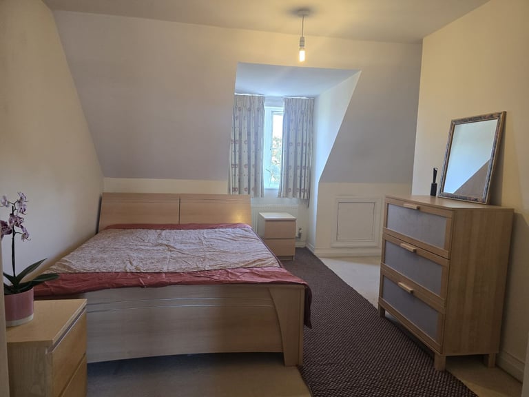 Ensuite Double Room to Rent in Shared House, Worcester Park KT4 for single females. Bills included.