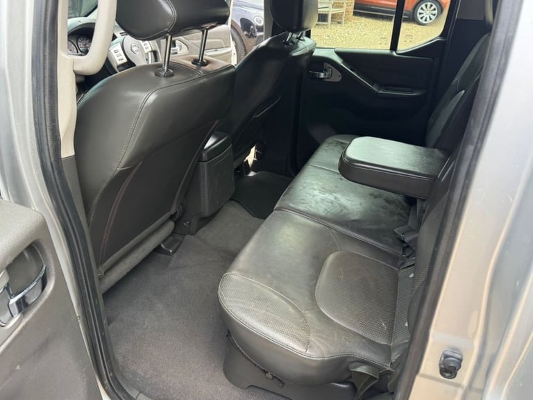 2012 Nissan Navara Double Cab Pick Up Tekna 2.5dCi 190 4WD PICK UP DIESEL Manual