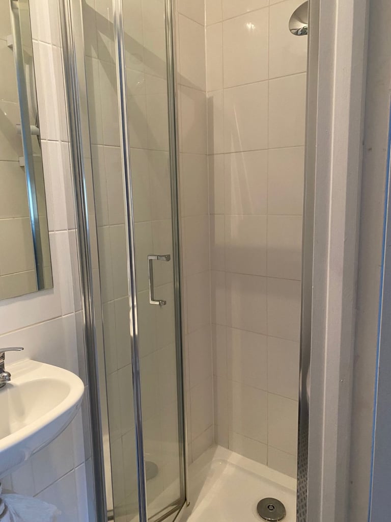 Excellent condition large ground floor Studio Flat in Winchmore Hill, N21.