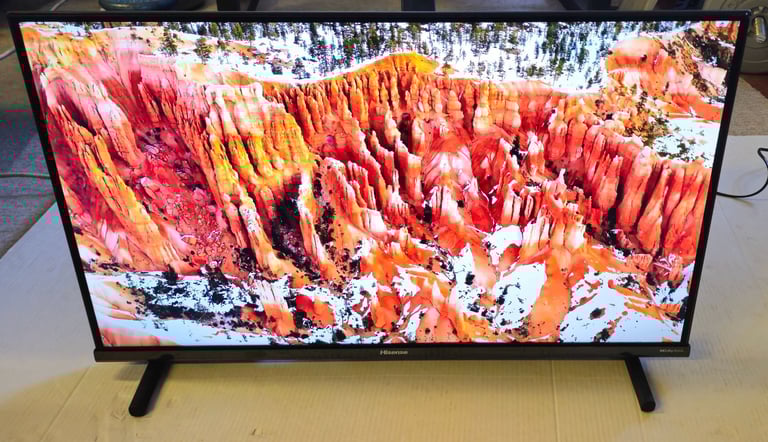 Hisense 32 inch smart full HD Qled TV with remote 