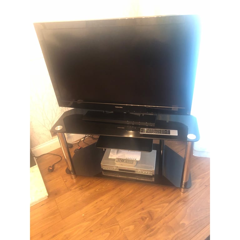 Toshiba 40 inch tv, dvd player and stand. Ideal for gaming/zwift 