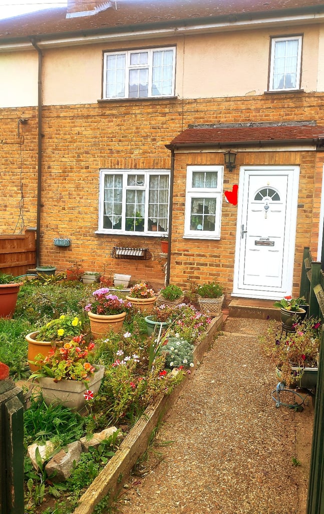 Bright and Well-Maintained 3-Bed Family Home with Garden & Garage – Available Mid-December 2025
