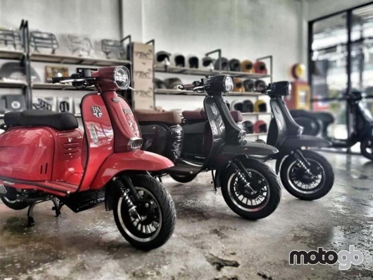 Royal Alloy GP 125cc S Modern Classic Retro Automatic Moped Scooter Liquid Co...