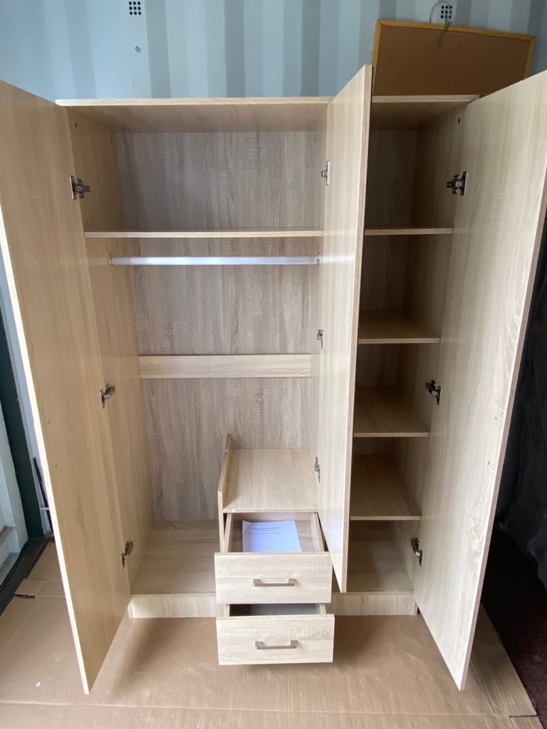 Mirrored 3 door wardrobe_ Brand new 