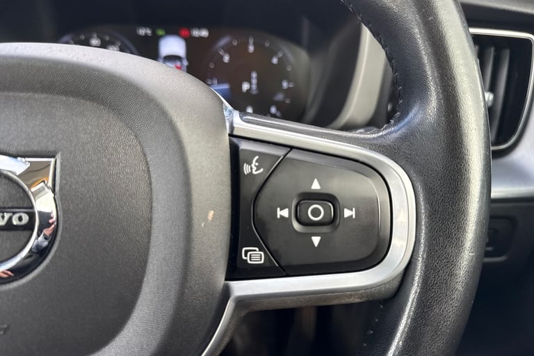 2019 Volvo XC60 2.0 B4 MHEV Momentum Auto AWD Euro 6 (s/s) 5dr SUV DIESEL Automatic