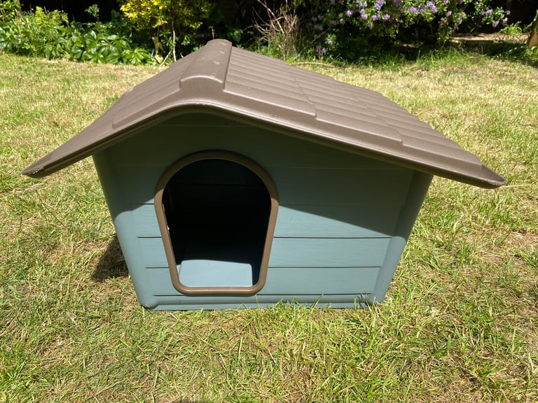 Outdoor cat house in very good condition.