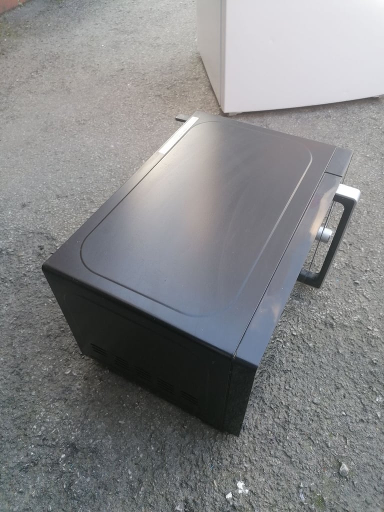 MICROWAVE RUSSELL HOBBS MICROWAVE RETAILS £146 WORKS WELL £50