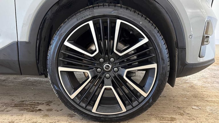 2024 Volvo XC40 2.0 B4P Ultra Dark 5dr Auto SUV Petrol Automatic