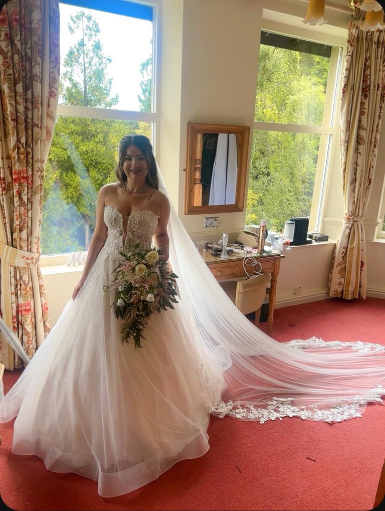 Dream Wedding Dress + Long Veil + Petticoat