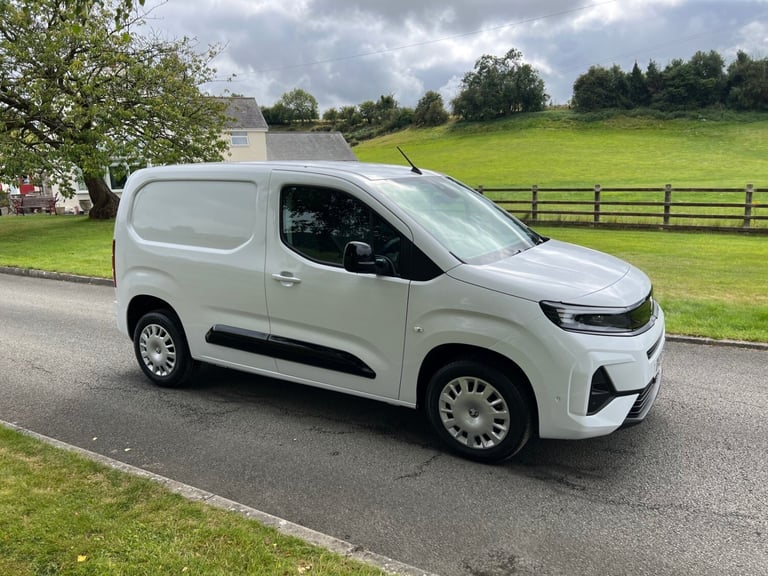 VAUXHALL COMBO CARGO 2300 1.5 TURBO D 130PS PRO L1 VAN 24 REG ONLY 2,300 MILES