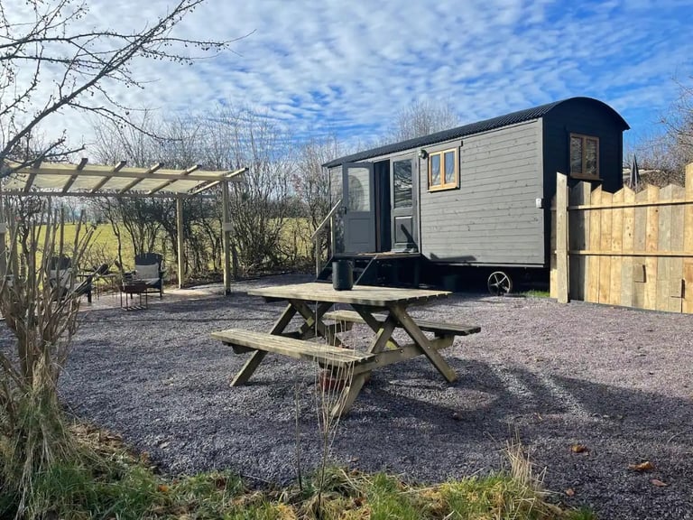 Shepherd's Huts - Four Seasons 
