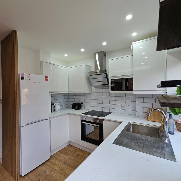4 Bedroom House, Newly Renovated - open plan kitchen.