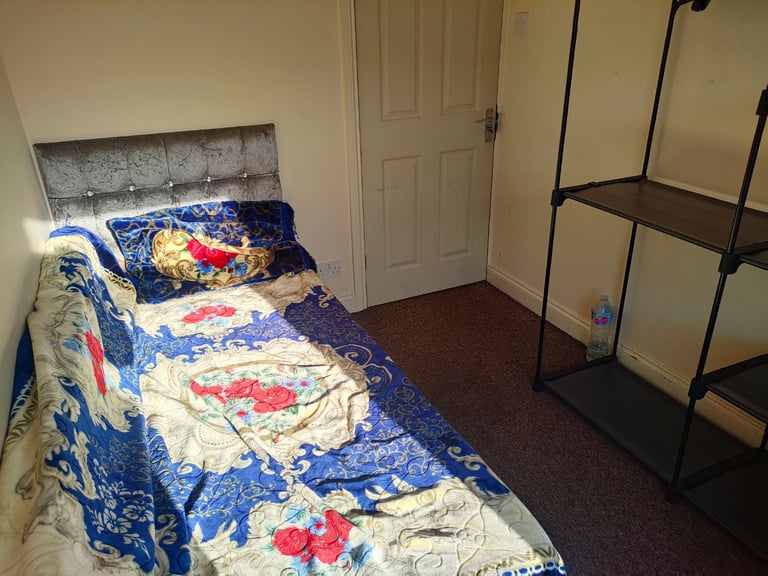 Single (Bedsit) and Double rooms to share on cal-de-sec quiet street 7 mins walk to train station