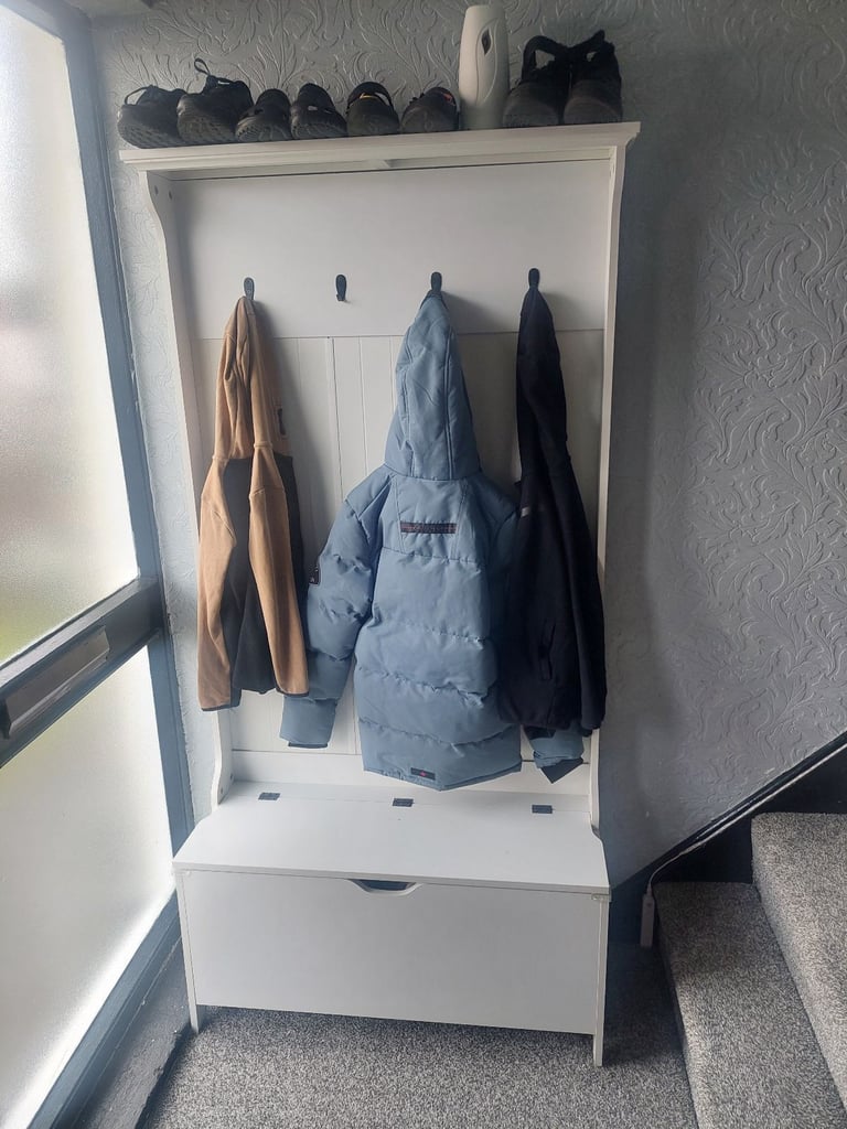  Coat hanger/shoebox