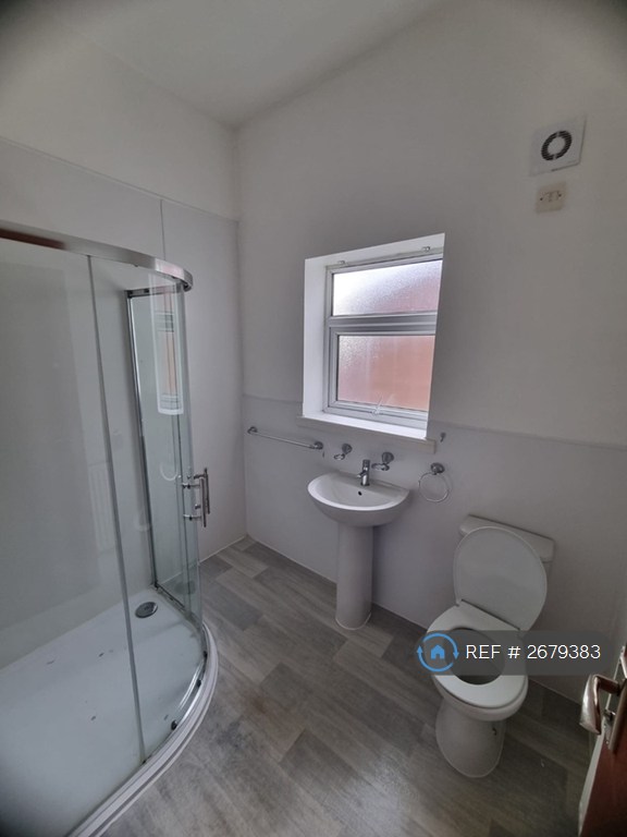 2 bedroom flat in New Ferry Road, Wirral, CH62 (2 bed) (#2679383)