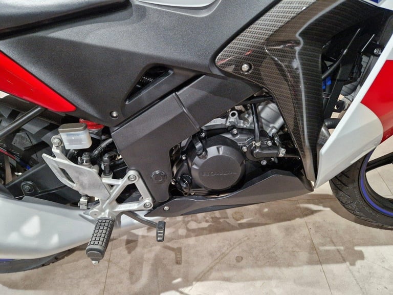 HONDA CBR 125 IN WHITE AND RED