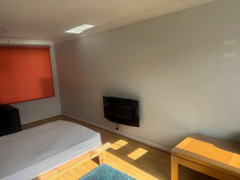 Spacious Double Room for Rent – Parking Available – Southampton