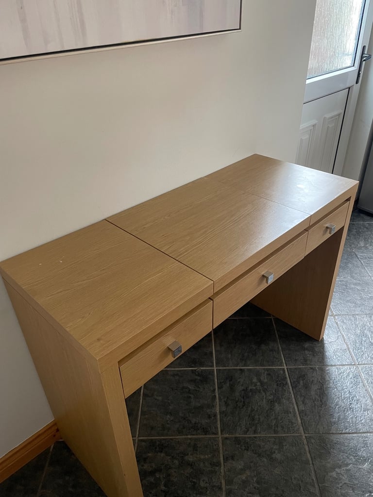 Dresser table with mirror 