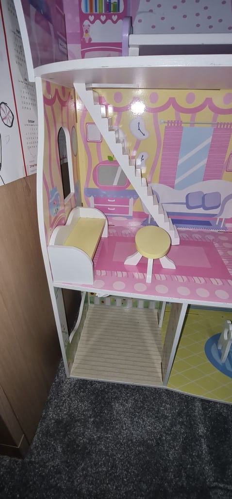 Barbi play house with furniture