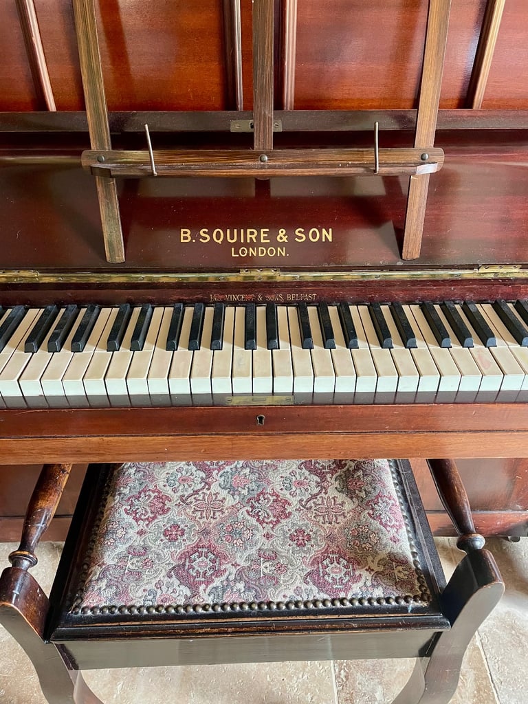 PIANO & STOOL 