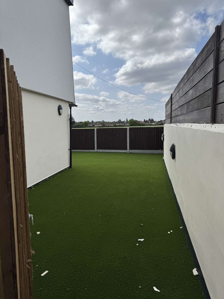MODERN DOUBLE ROOM IN CHIGWELL - IG8 8NA FOR JUST £897pcm (AVAILABLE NOW+SOME BILLS INCLUDED)