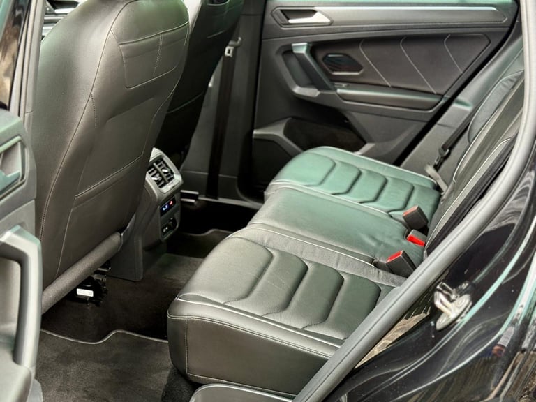 2023 Volkswagen TIGUAN R- Line Pan/r Cameras Full Service History heated steering