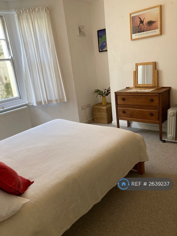 1 bedroom flat in Roundhill Crescent, Brighton, BN2 (1 bed) (#2639237)
