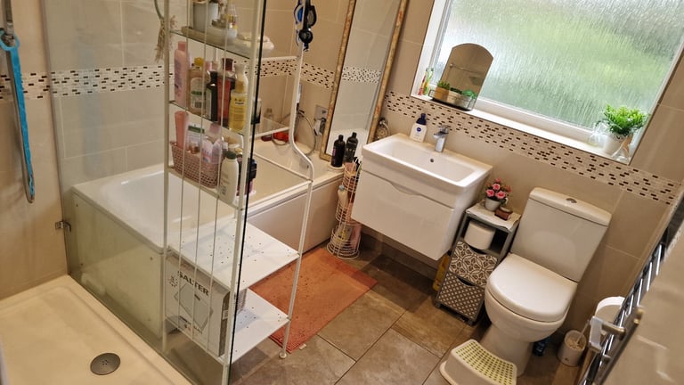 Single Room to Rent in a Family Share House in Bush Hill Park, Enfield £600 including all.