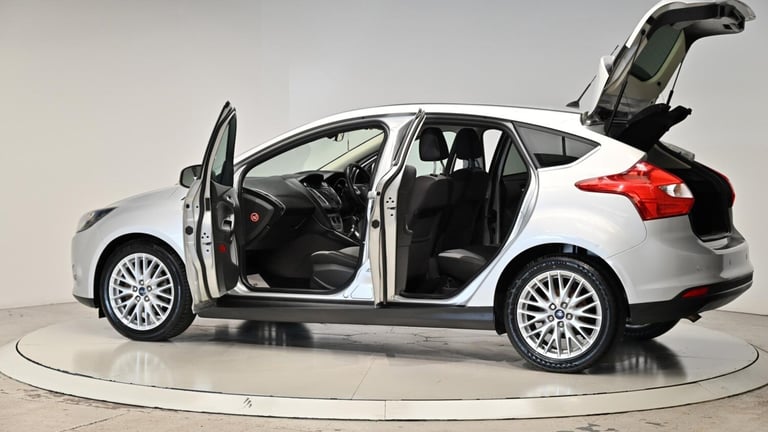 2014 Ford Focus 1.6 TDCi Zetec Euro 5 (s/s) 5dr HATCHBACK Diesel Manual
