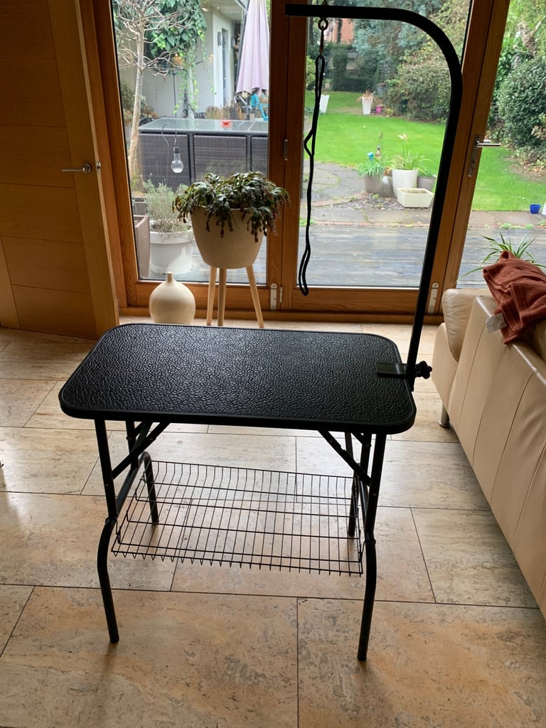 Dog grooming table