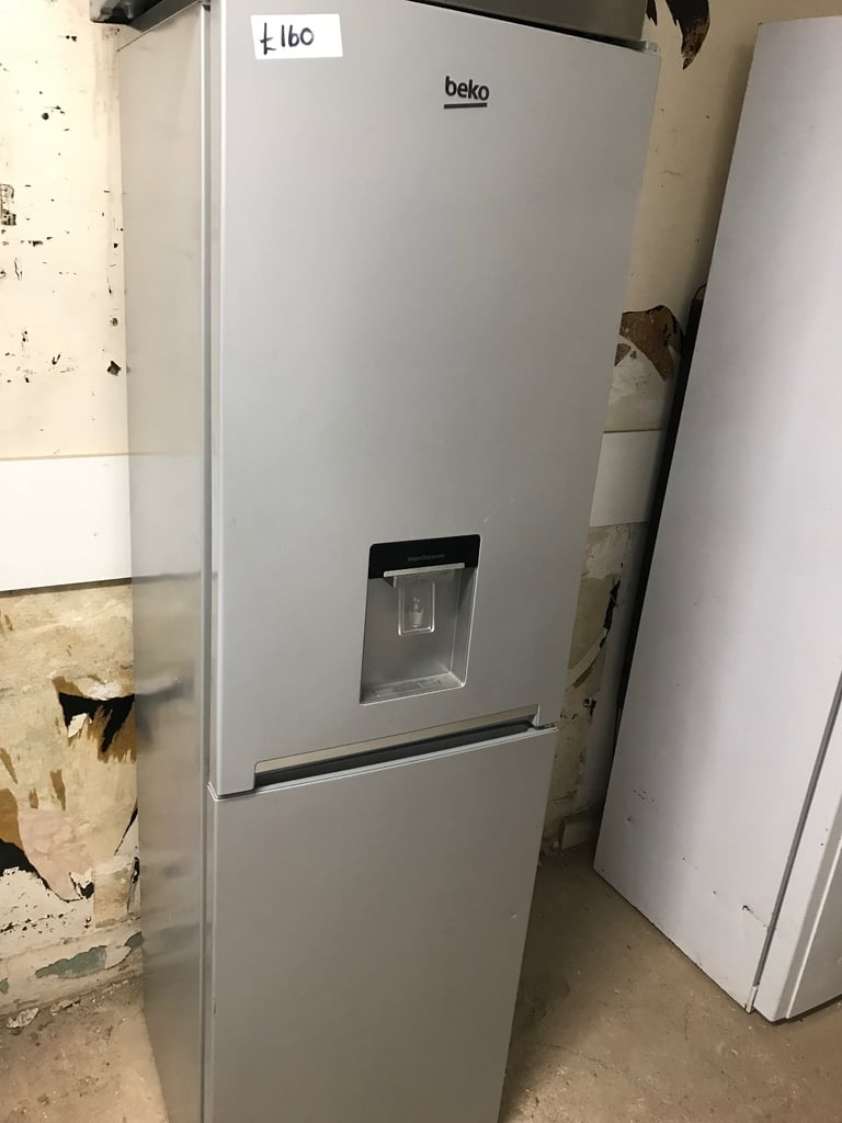 BEKO FRIDGE FREEZER WITH WATER DISPENSER IN EXCELLENT CONDITION £160