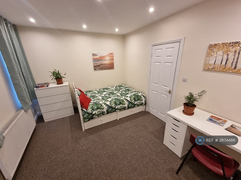 2 bedroom flat in Swindon, Swindon, SN2 (2 bed) (#2674486)