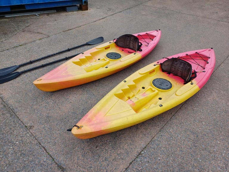 ONE single kayak with paddle and seatback