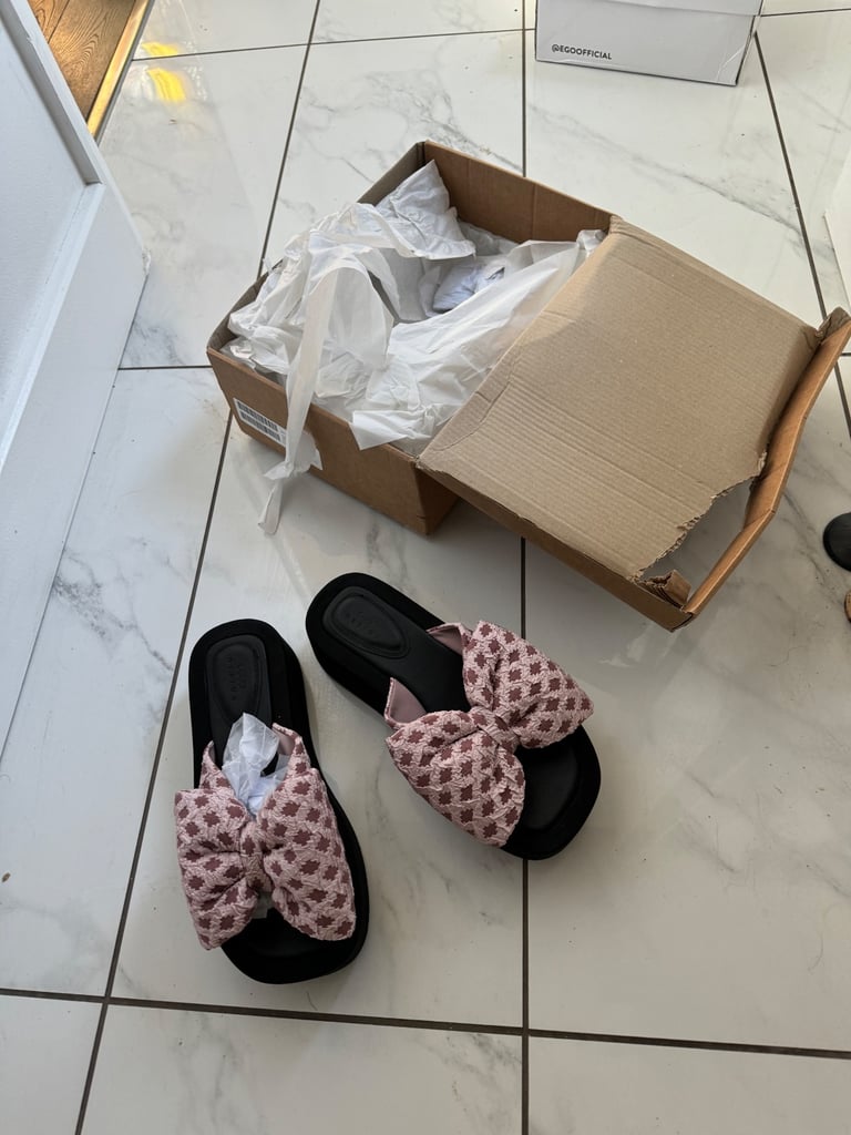 Beautiful cute sliders with spotty bowl shoes 