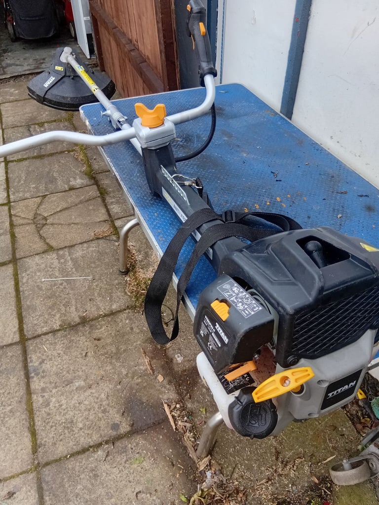 NEW PETROL TITAN STRIMMER /BUSH CUTTER only used 2/3 times can see working