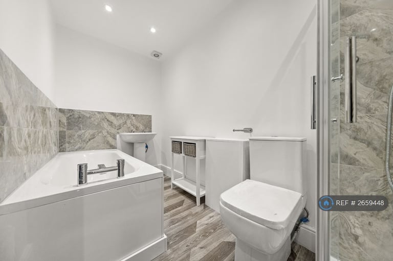 2 bedroom flat in Montpellier Terrace, Scarborough, YO11 (2 bed) (#2659448)