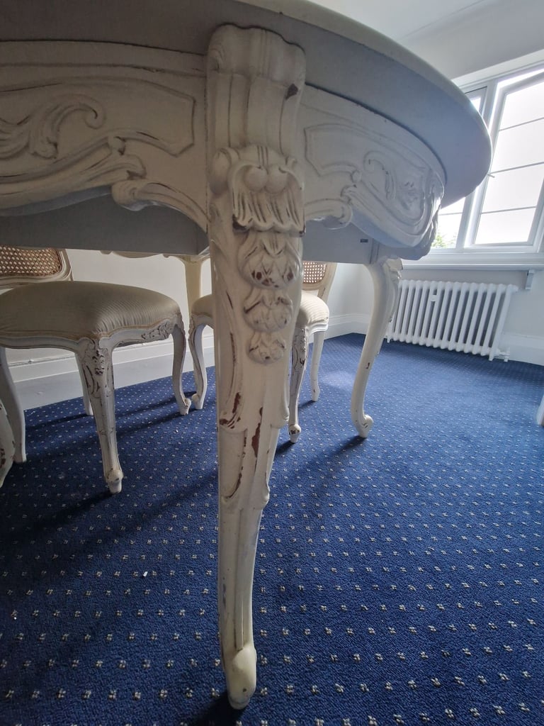 Round dining table with two chairs 