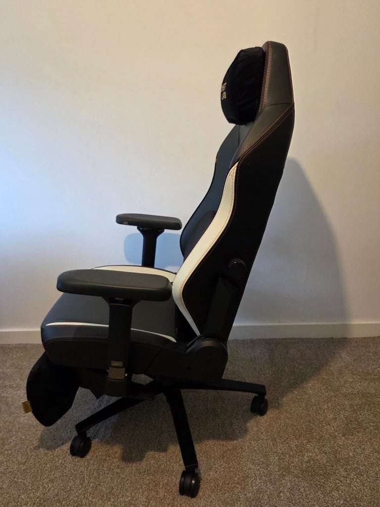Secretlab TITAN Evo - Fully Loaded
