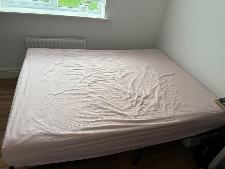 Queen Size Memory Foam Mattress – Excellent Condition
