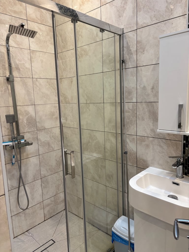 Double room with its own entrance and private bathroom, Barking IG11 